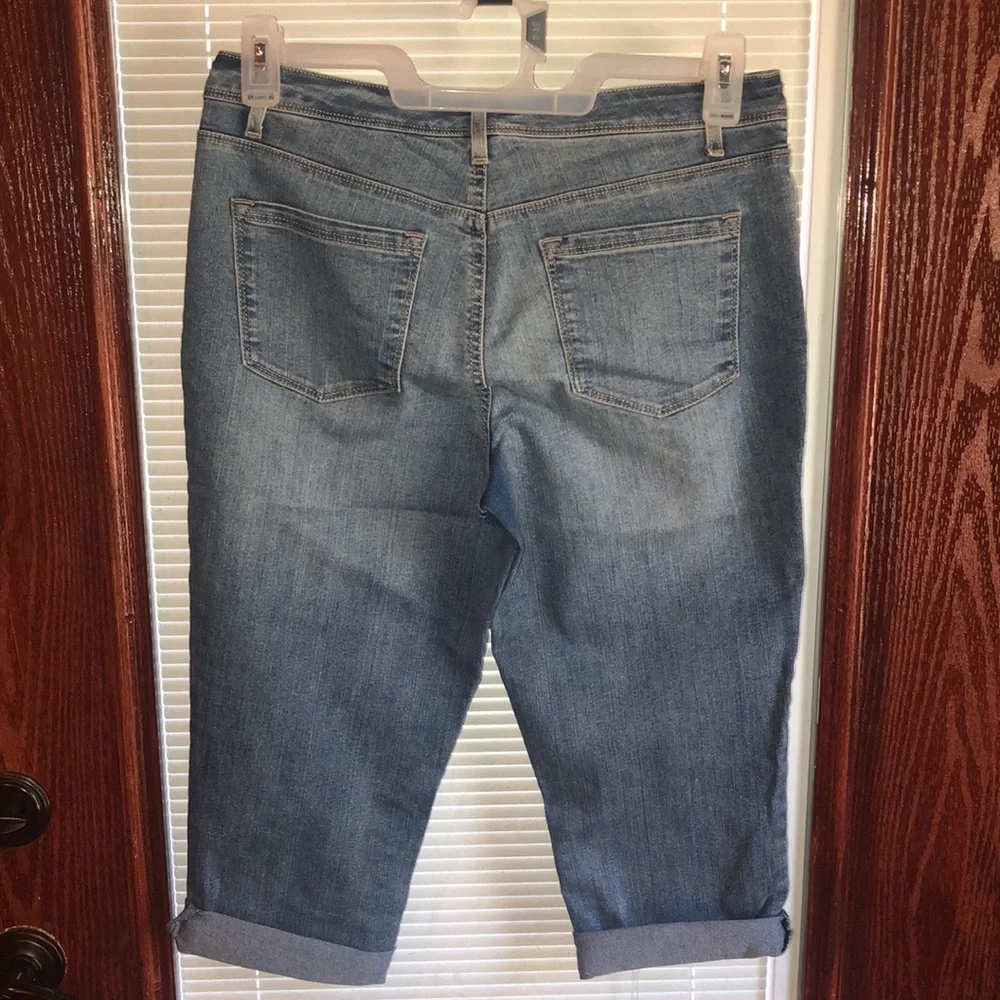 Bandolino Selene Capri Jeans - Picture 3 of 5